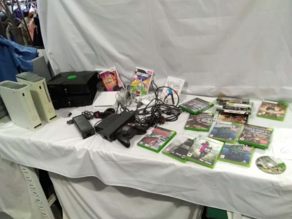 lot 617 gaming consoles Wii, Xbox, Xbox 360 & games  ( not tested)