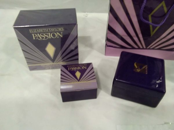 lot 632 Elizabeth Taylor passion Perfume & Callum Best gift set - Image 2