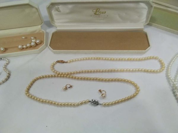 lot 651 3  pearl necklaces, pair of  earrings & broken necklace - Image 6