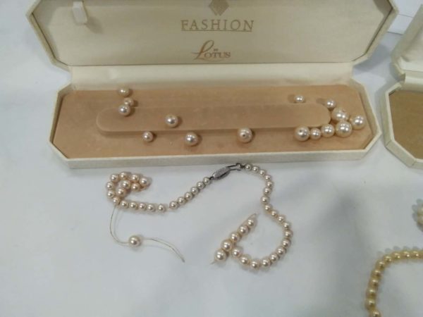 lot 651 3  pearl necklaces, pair of  earrings & broken necklace - Image 5