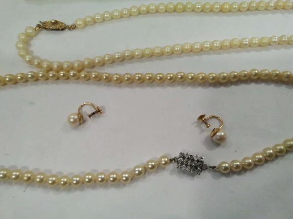 lot 651 3  pearl necklaces, pair of  earrings & broken necklace - Image 4