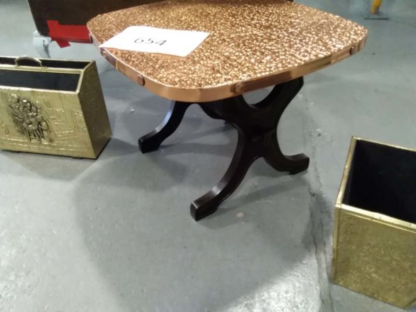 lot 654 copper topped side table, brass covered magazine rack & bin - Image 4