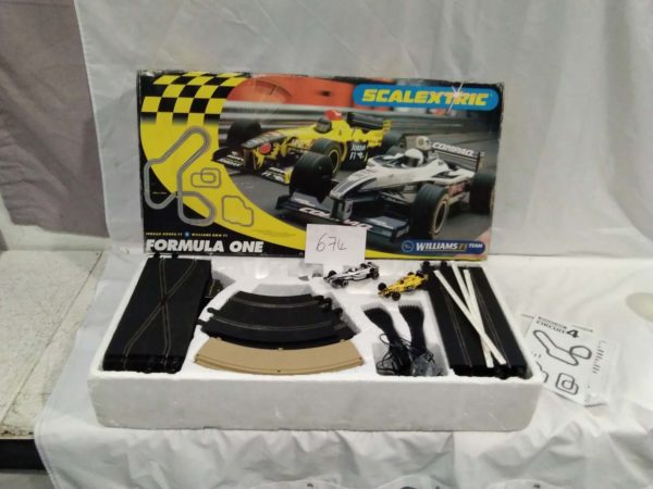 lot 674 Scalextric formular one with cars