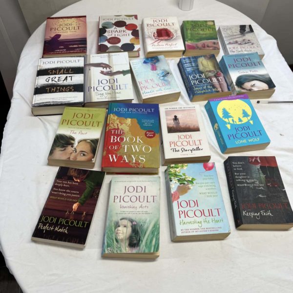 JB1005-COLLECTION OF BOOKS BY JODI PICOULT(FFORESTFACH)