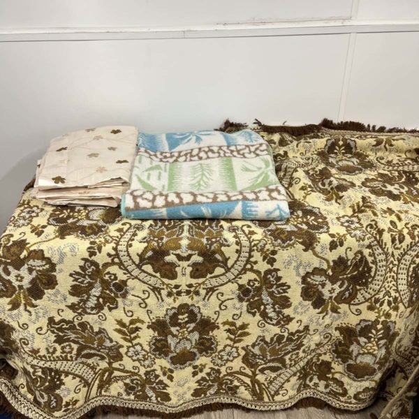 Lot 1014 – Blanket, Throw and Curtains (Collection Fforestfach)