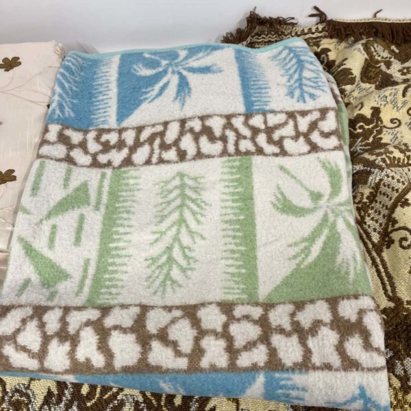 Lot 1014 – Blanket, Throw and Curtains (Collection Fforestfach) - Image 4