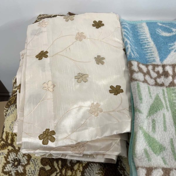 Lot 1014 – Blanket, Throw and Curtains (Collection Fforestfach) - Image 3