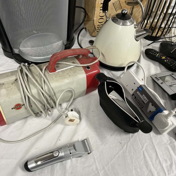 Lot 1018 – Mixed lot of electrical items including vintage hoover (Collection Fforestfach) - Image 6