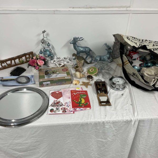 Lot 1022 – Miscellaneous household items including christmas decor (Fforestfach Collection)