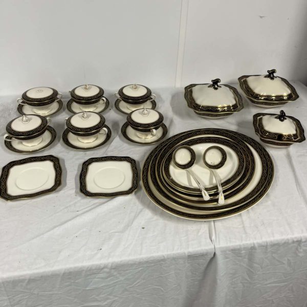 Lot 1023 – SOHO POTTERY Ambassador Ware Decorative Set (Fforestfach Collection)