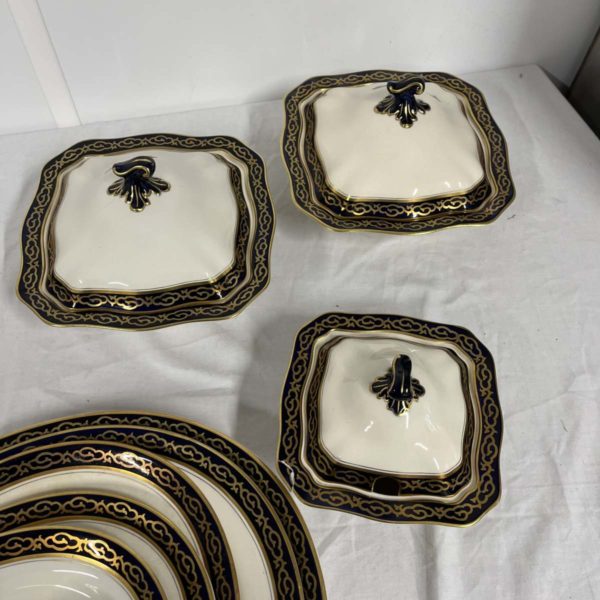 Lot 1023 – SOHO POTTERY Ambassador Ware Decorative Set (Fforestfach Collection) - Image 4