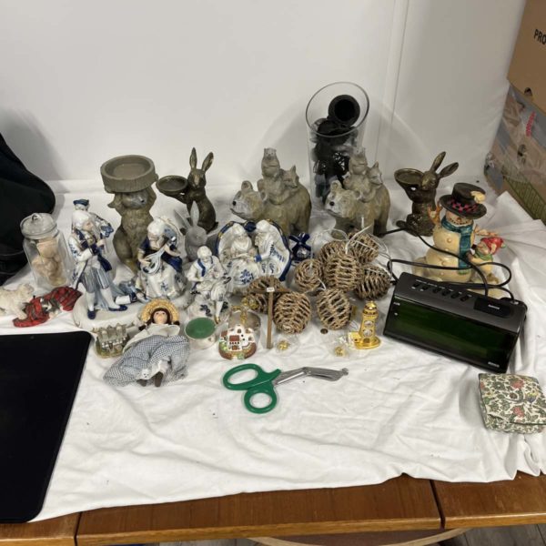 1080 – Variety Of Different Ornaments + Radio  (Fforestfach Collection)