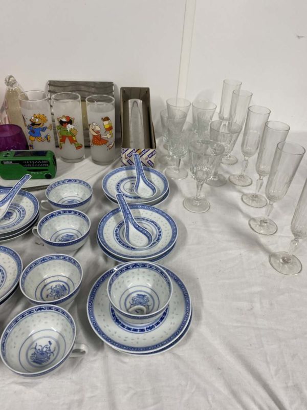 Lot 1016 – Miscellaneous Chinaware, Glassware + Odds (Collection Fforestfach) - Image 4