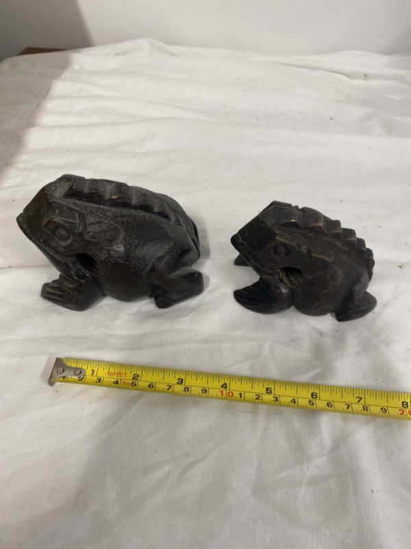 DD2025-CARVED WOOD FROG TYPE FIGURES - Image 2