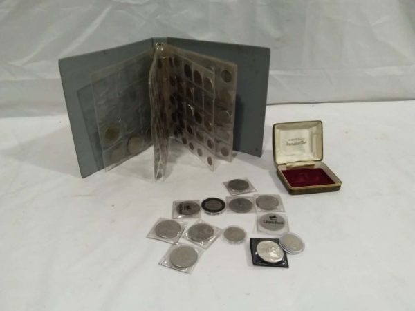 lot 170 assorted coins loose & in folder