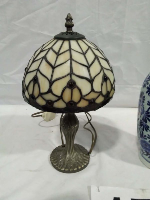 lot 171 tiffany style lamp & ceramic vase - Image 2