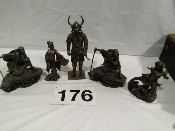 lot 176 5 oriental figuirnes ( 2 damaged) - Image 3