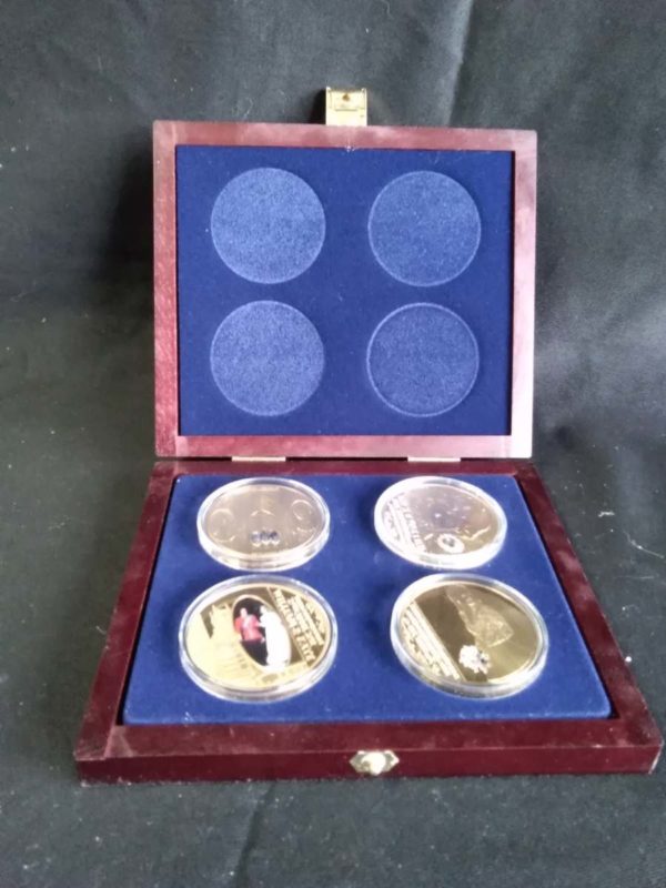 lot 198 cased gold plated William & Kat 4 coin proof set