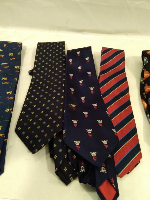 lot 243 8 x gents ties including Xmas - Image 4