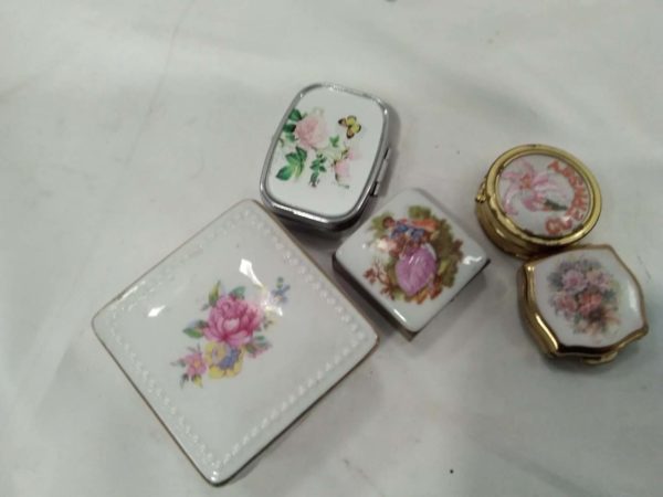 lot 245 curios including pill boxes,  wallets, trinket pots, etc. - Image 12