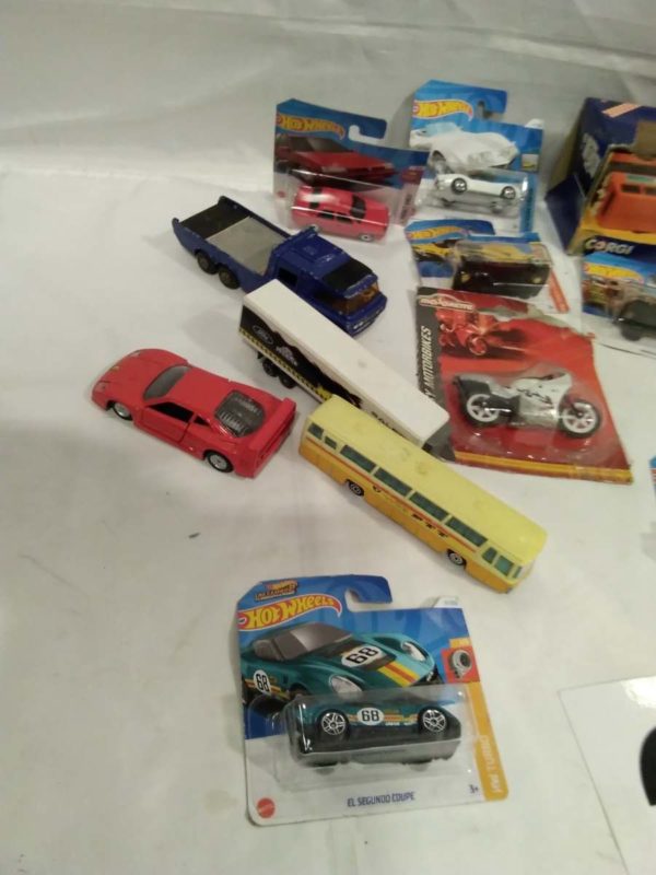 lot 260 die cast model cars including Corgi - Image 5