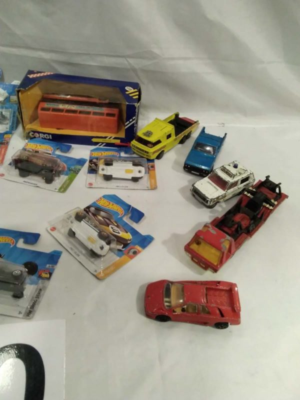 lot 260 die cast model cars including Corgi - Image 3