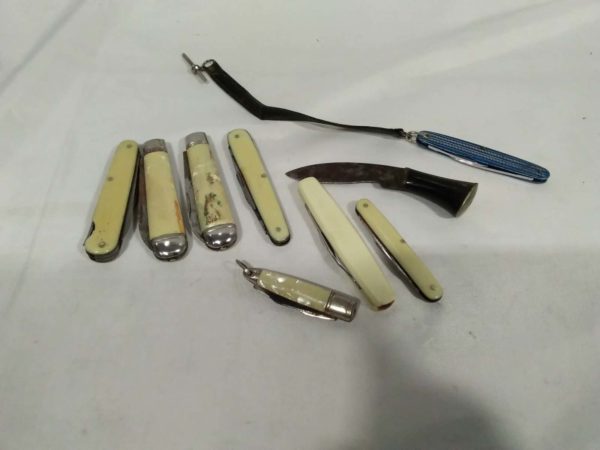 lot 276 9 vintage / antique knives inc pen & Mini Kukri