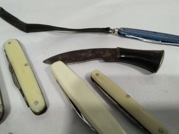 lot 276 9 vintage / antique knives inc pen & Mini Kukri - Image 3