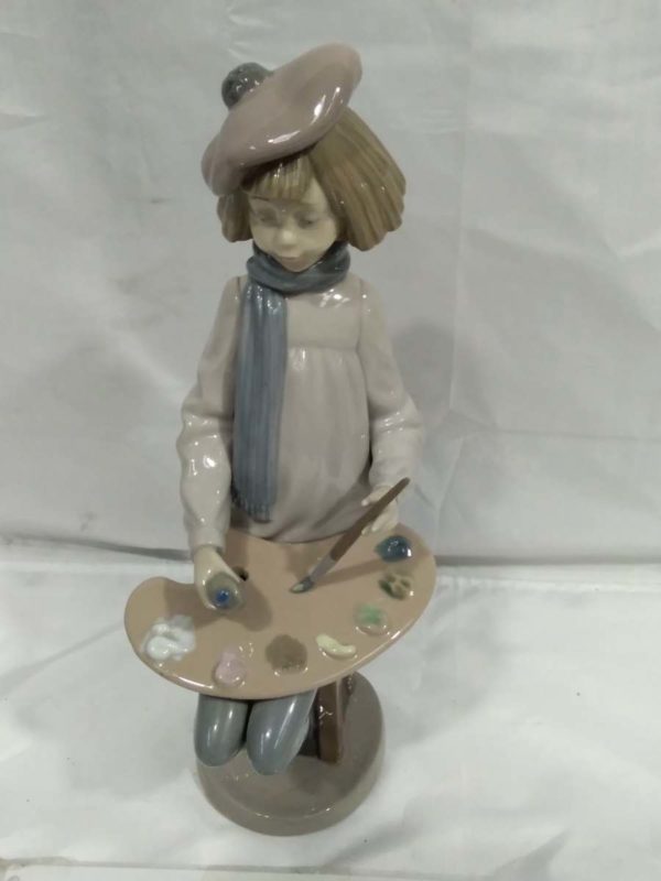 lot 293 tall Lladro Nao figure – artist / painter - Image 2