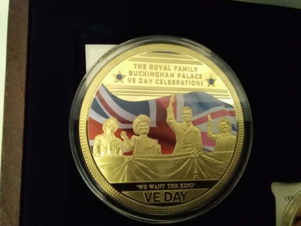 lot 300 cased VE day 5 piece coin set - Image 6