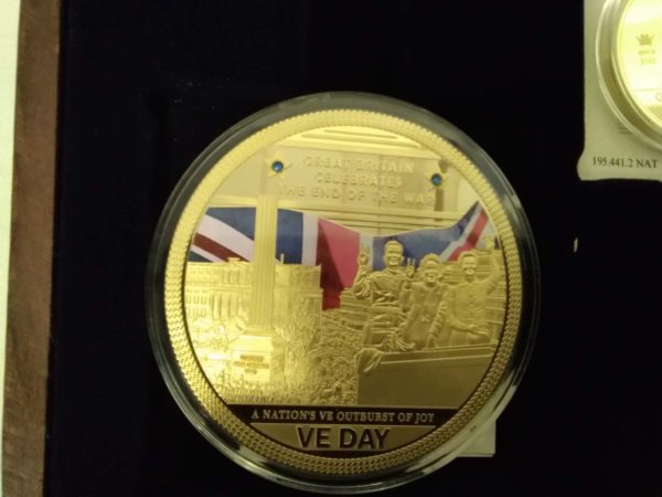 lot 300 cased VE day 5 piece coin set - Image 5