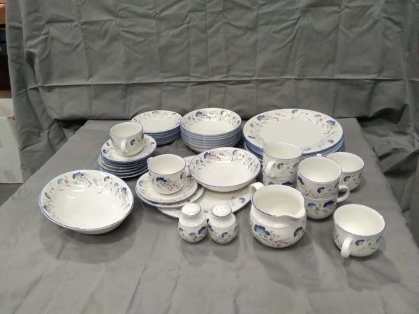 lot 321 Expressions teaset Windermere 46 pieces