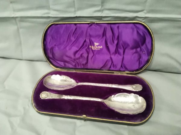 lot 327 Walker & Hall Sheffield cased serving spoons