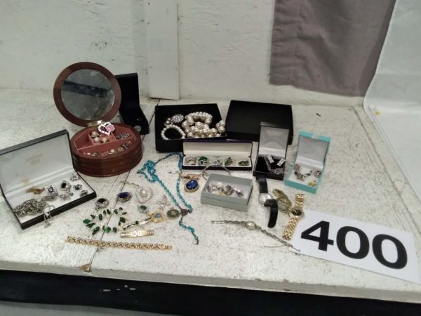 lot 400 quantity of costume jewellery including  rings brooches watches etc