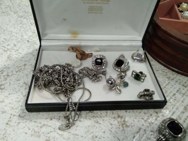 lot 400 quantity of costume jewellery including  rings brooches watches etc - Image 2