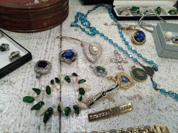 lot 400 quantity of costume jewellery including  rings brooches watches etc - Image 6