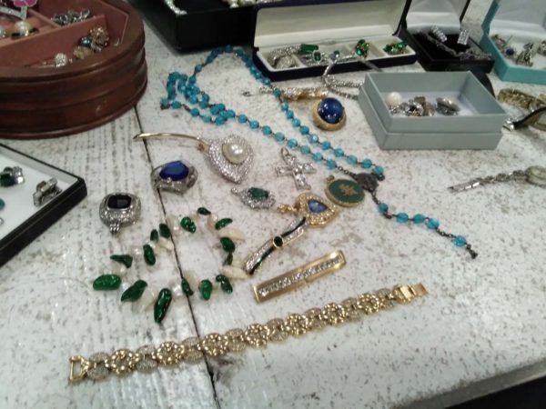 lot 400 quantity of costume jewellery including  rings brooches watches etc - Image 5