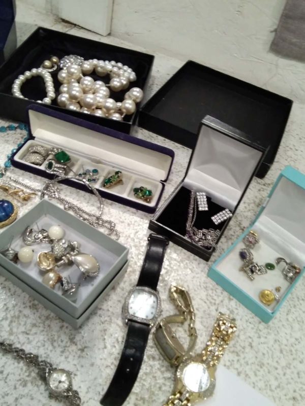 lot 400 quantity of costume jewellery including  rings brooches watches etc - Image 4