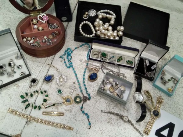 lot 400 quantity of costume jewellery including  rings brooches watches etc - Image 3