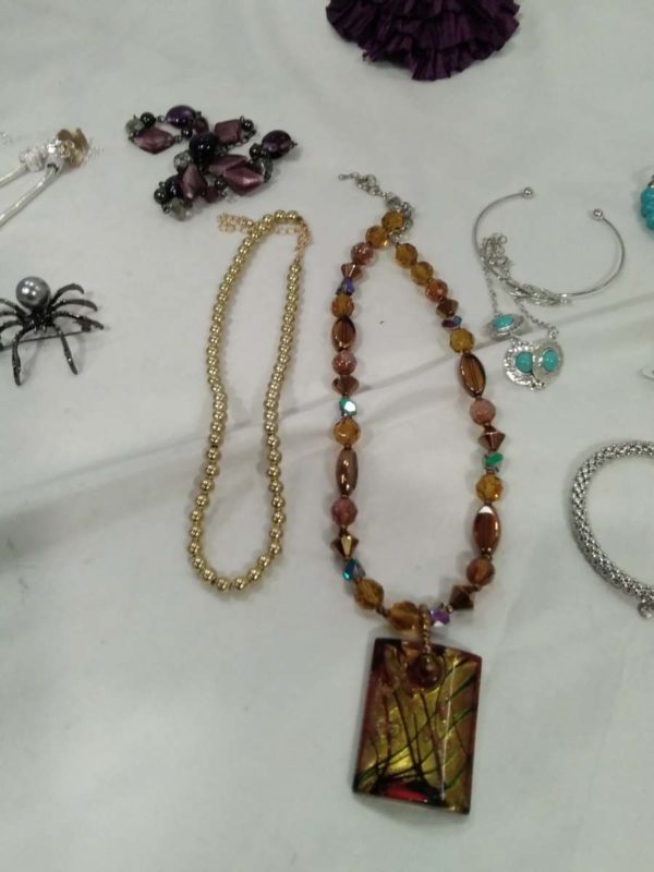 lot 418 jewellery stand with costume jewellery spider brooch/pendant etc - Image 5