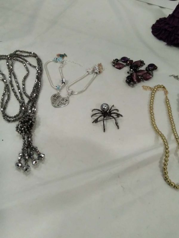 lot 418 jewellery stand with costume jewellery spider brooch/pendant etc - Image 4