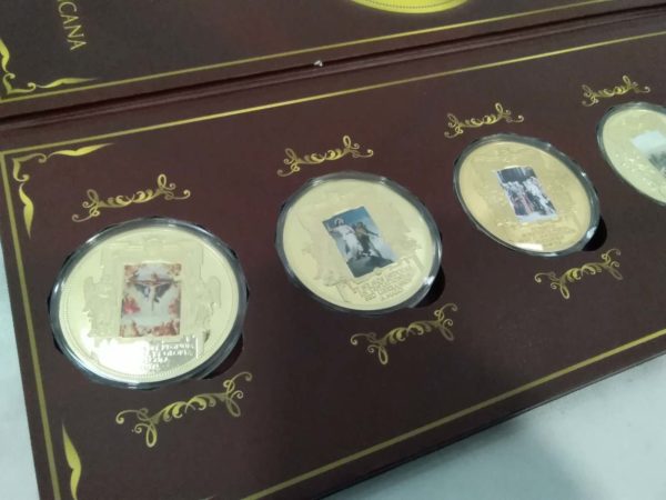 lot 431 The Lord’s Prayer coin set - Image 5