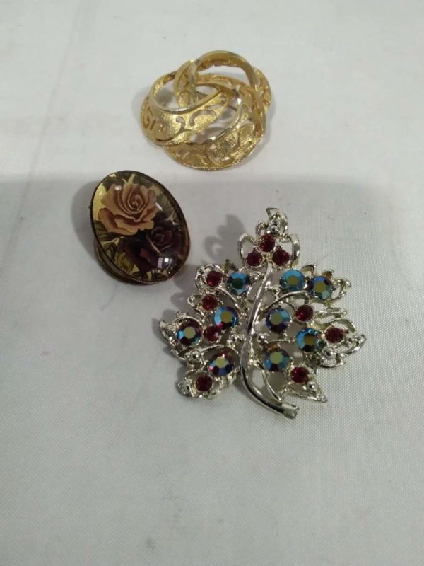 lot 434 2 x brooches & a scarf clip - Image 2