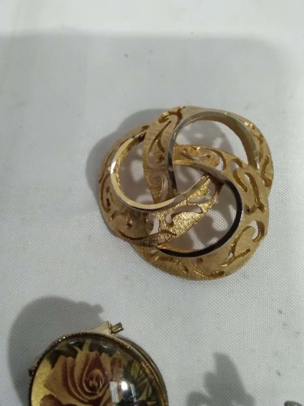 lot 434 2 x brooches & a scarf clip - Image 4