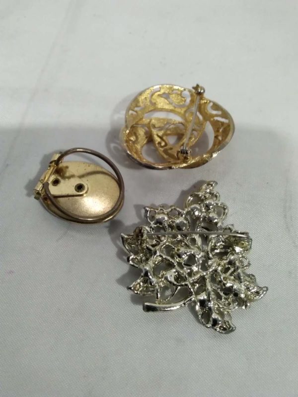 lot 434 2 x brooches & a scarf clip - Image 3