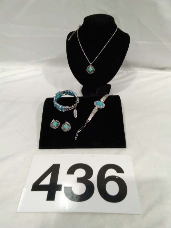 lot 436 2 x turquoise tone bracelets, pair of earrings & pendant - Image 2