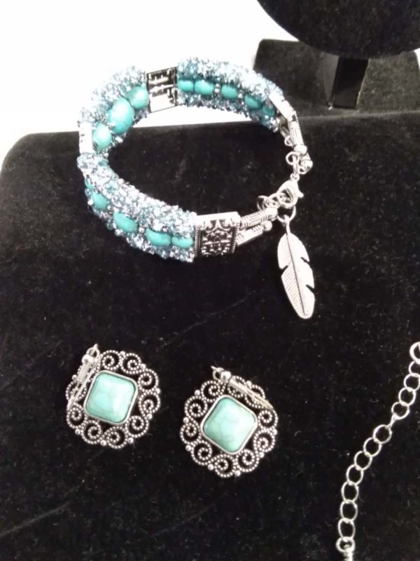 lot 436 2 x turquoise tone bracelets, pair of earrings & pendant - Image 7