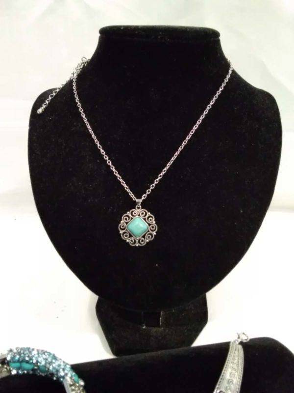 lot 436 2 x turquoise tone bracelets, pair of earrings & pendant - Image 4