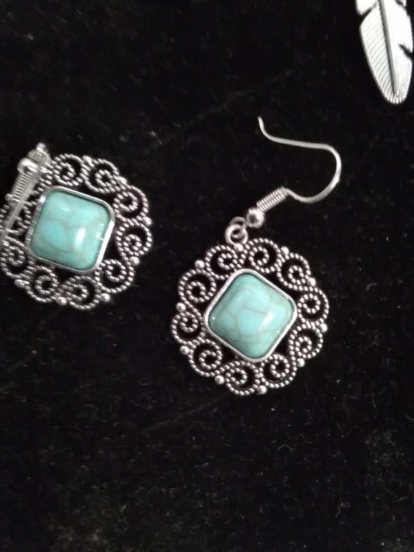 lot 436 2 x turquoise tone bracelets, pair of earrings & pendant - Image 3