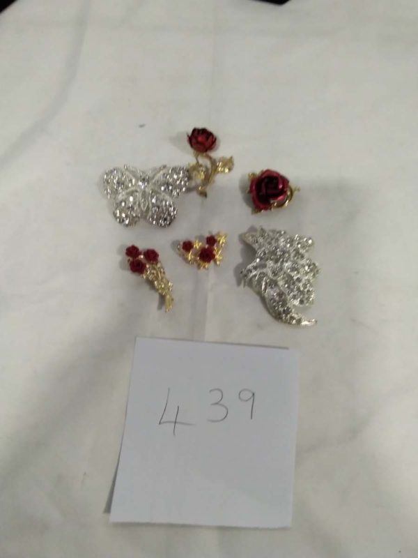 lot 438 6 x brooches - Image 2